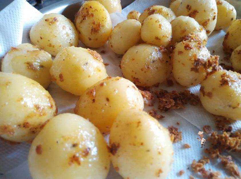 Boiled and fried baby potatoes